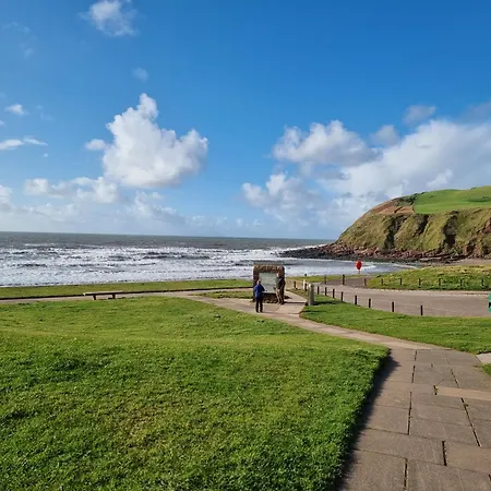 Impeccable Beachfront 2-bed In Holiday home